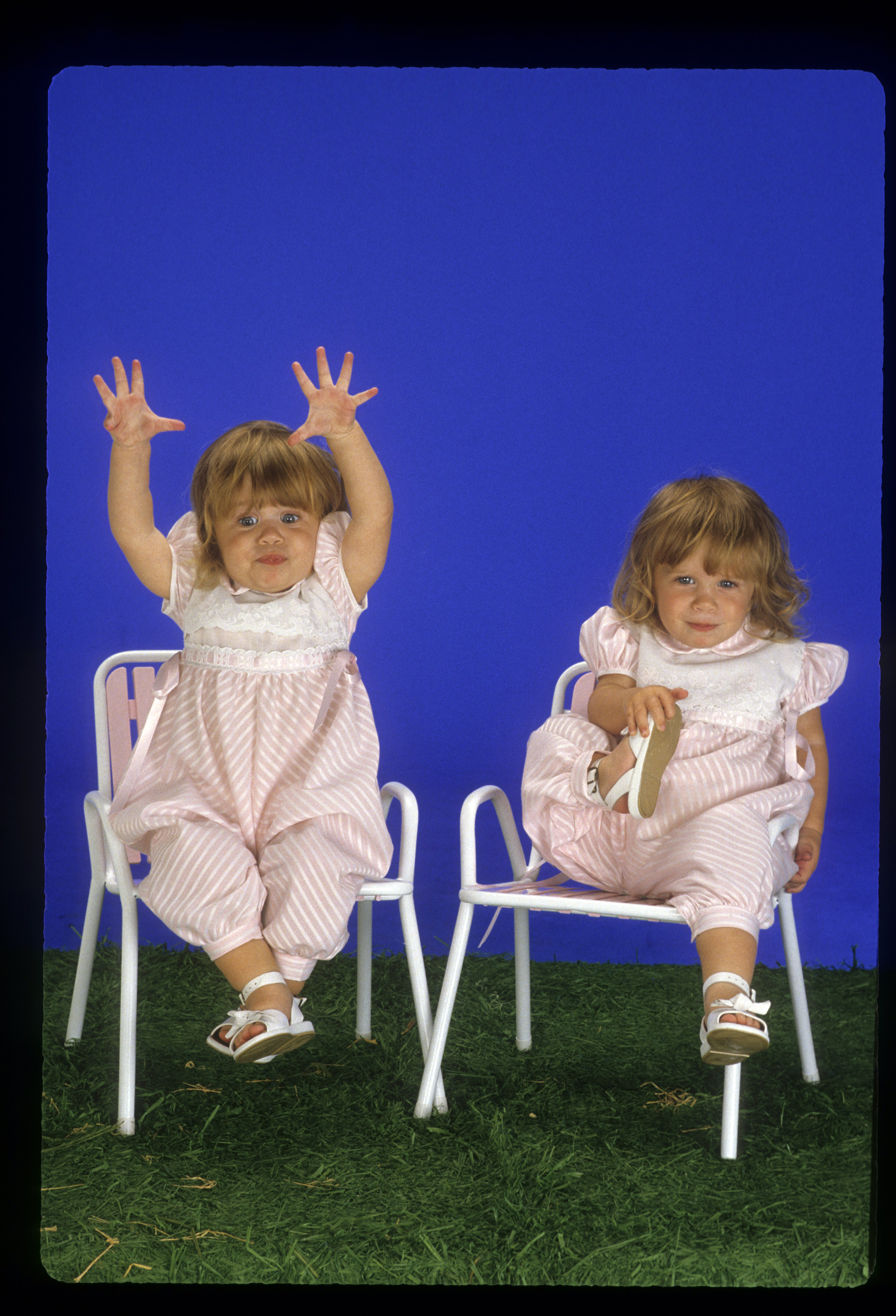 Ashley and Mary-Kate Olsen during a photo shoot in April 1988 | Source: Getty Images