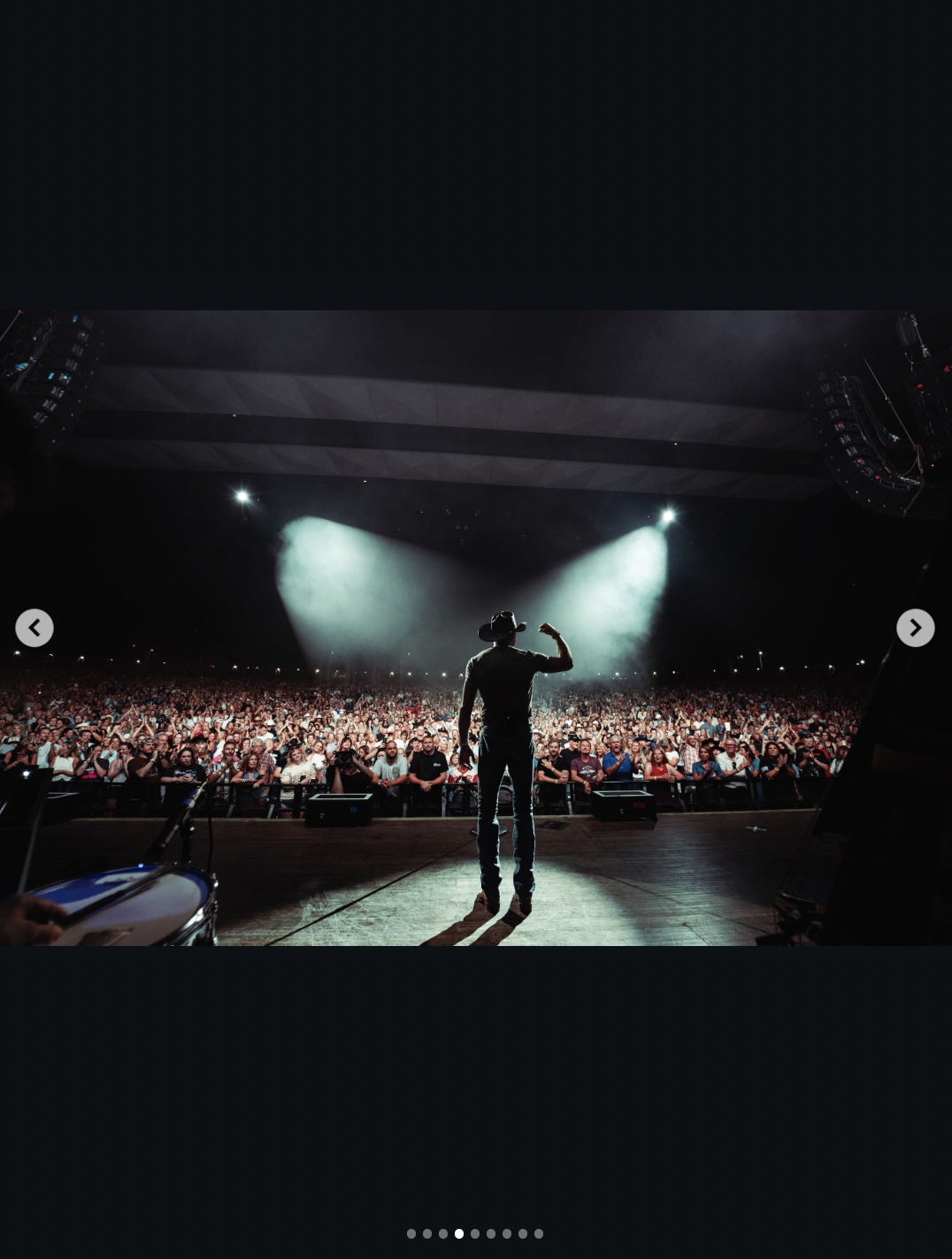 Tim McGraw flexing his biceps in front of a crowd at the Riverbend Music Center in Cincinnati on August 27, 2026 | Source: instagram/thetimmcgraw