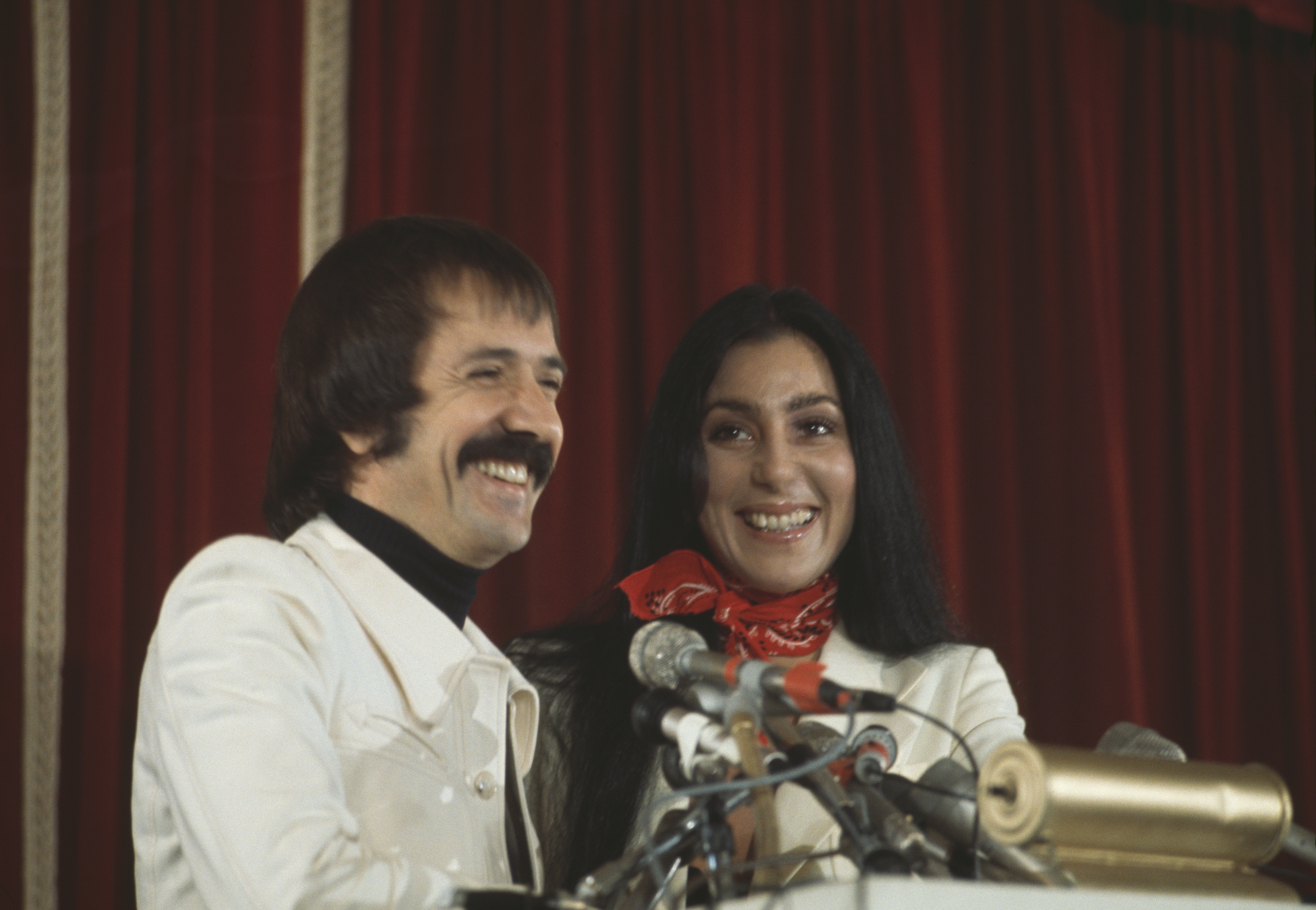 Sonny Bono and Cher hold a press conference on December 4, 1975 in Hollywood, California | Source: Getty Images