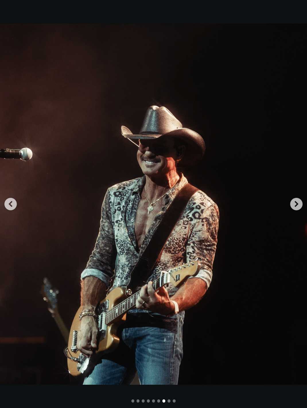 Tim McGraw performing with his guitar on August 27, 2026 in Cincinnati | Source: instagram/thetimmcgraw